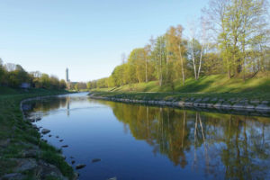 snímek zachycující řeku Ostravici u Komeských sadů
